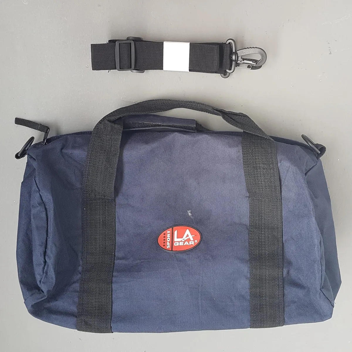LA GEAR Original LA GEAR Duffel Bag, Cool Navy Blue Canvas Carrier, Cosmopolitan, Matching Black Handle & Detachable Sling, Sporty, Timeless Appeal, Urban Style, Outdoor, Gym, Workout, Travel Pack, Sophistication, Streetwise, Active Lifestyle, Cult Street Fashion