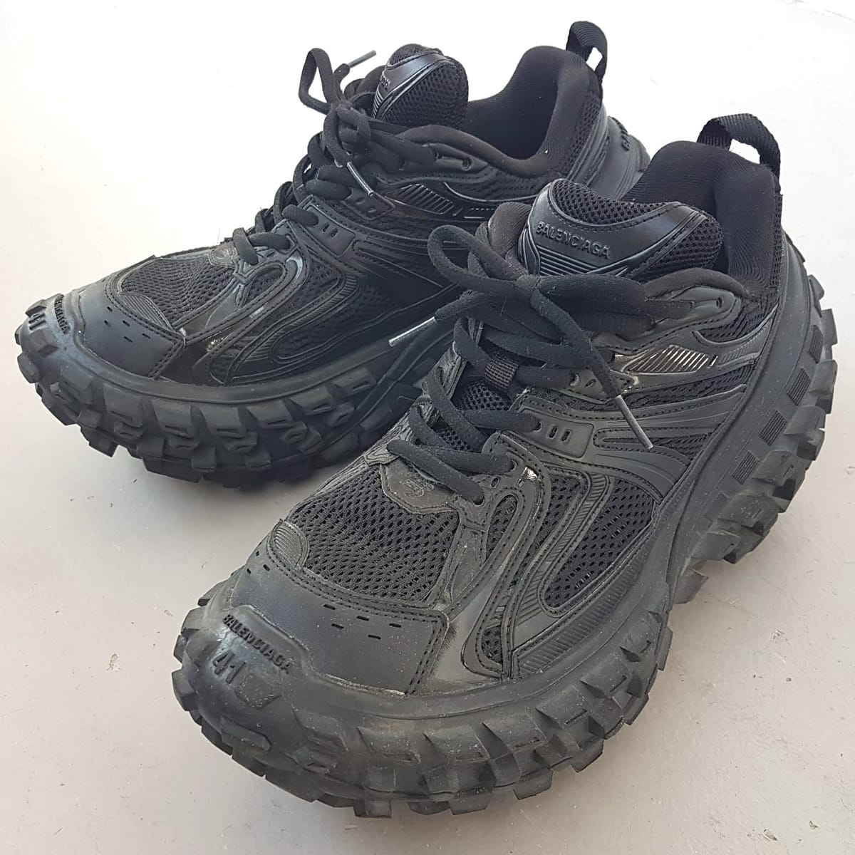 Balenciaga Rare Balenciaga Defender Shoes, Bouncer Black Mesh Sneakers, Size EU 41, US 8, UK 7, Ivory Glow Model, Cosmopolitan, Cool Black Trainers, Sleek Designer Fashion, Eye-Catching, Streetwise, Sophistication, Roadster, Pop Culture, Luxury Living, Urban Style - Photo 4