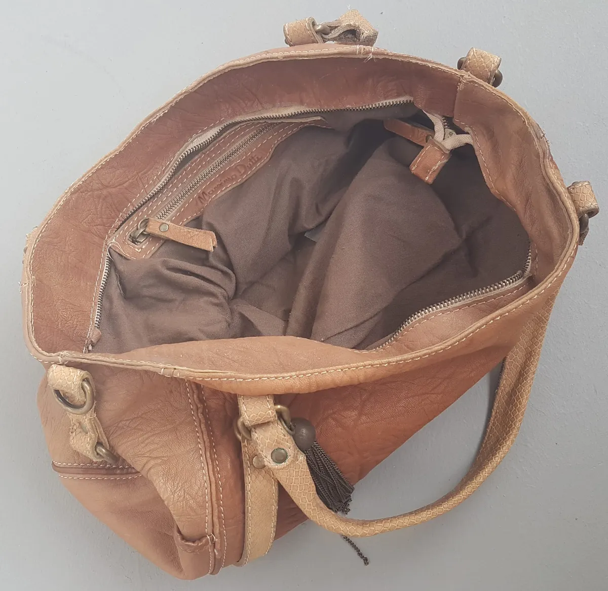 Massimo Dutti  Original Massimo Dutti Tote Bag, Peach-Tone Brown Leather Bag, Double Shoulder Straps, Distinctive Buckle Accents, Decorative Tassel Charm, Luxury Shoulder Bag, Duffel, Hand Carry, Cosmopolitan, Spacious Handbag, Sophistication, Everyday Bag - Photo 10