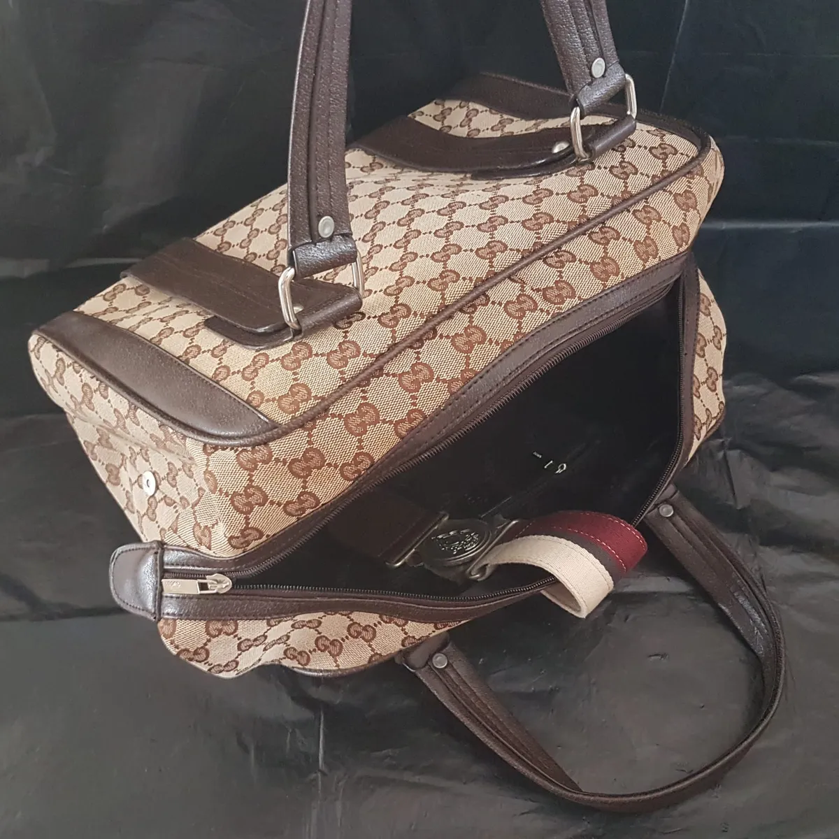 Gucci Retro GUCCI Tote Bag, ITALY, Gucci GG Monogram, Brown & Beige, Distinctive Gucci Crest Enclosure, Cosmopolitan, Duffle, Boston Bag, Luxury Living, Everyday Handbag, Urban Style, Sophistication, Timeless Appeal, Cult Street Fashion - Photo 4