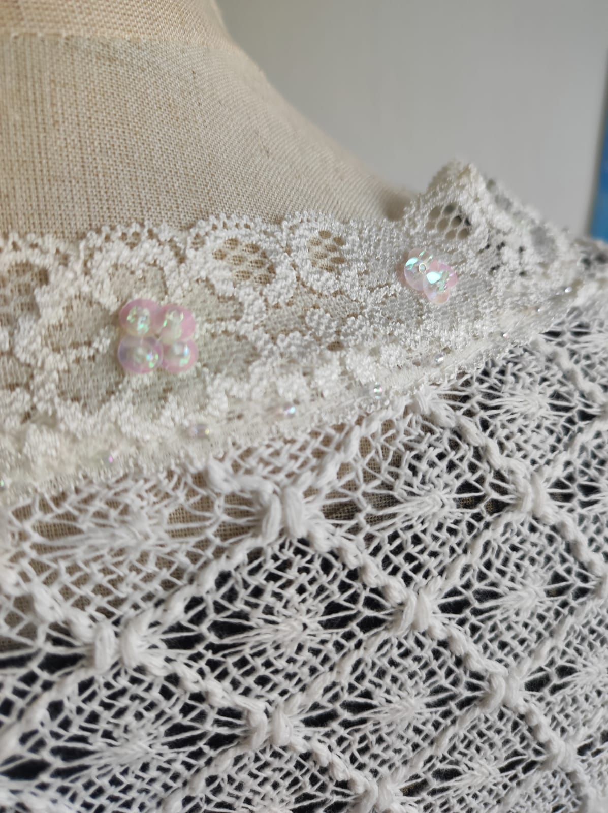 A.V.V. White Lace Crop Cardigan - Photo 2