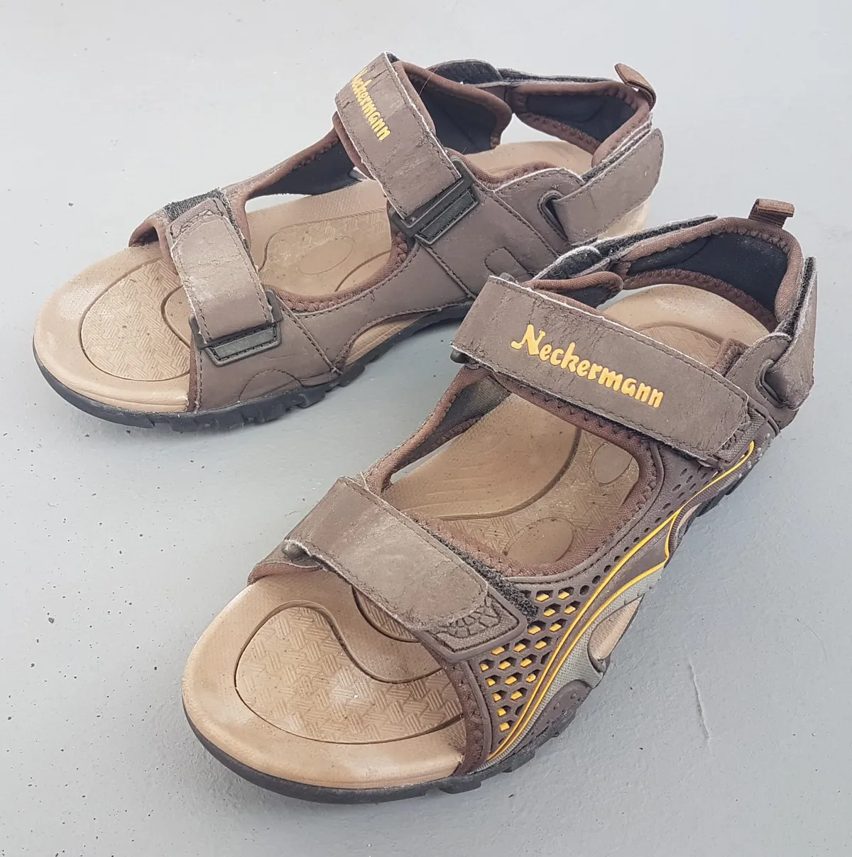 Original NECKERMANN Sandal, Size 40, Cool Brown Shoes, Yellow Logo, Adjustable Velcro Straps, Trendy Slider, Cosmopolitan, Slip-On, Model 7354, Cult Street Fashion, Timeless Classic, Casual Footwear, Urban Style, Everyday Shoes, Sophistication, Streetwise