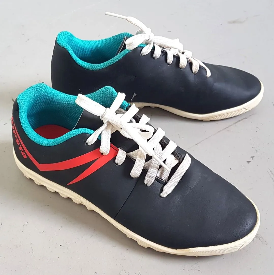 KIPSTA KIPSTA Football Boots, First 100 HG Futsal Model US 2, EU 34, UK 1.5, CM 21.5, Decathlon, Kids, Teens Soccer Shoes, Cosmopolitan, Indoor or Outdoor, Cool Black Leather Sneakers, Red & Blue Accents, Active Lifestyle, Sophistication, Urban Style, Streetwise - Photo 7