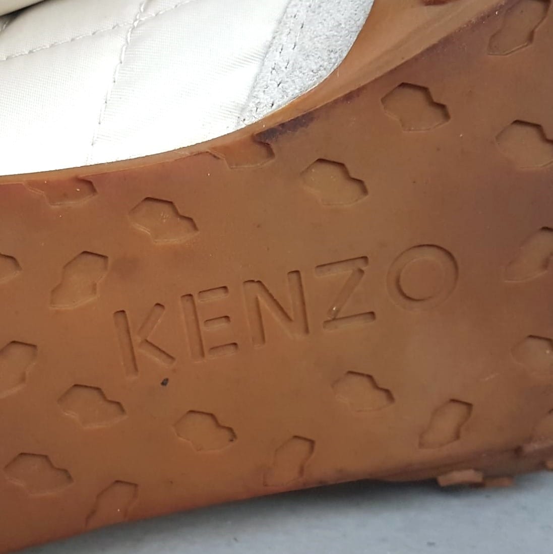 Original KENZO Designer Sneakers, Paris France, Made in Portugal, Size EU 41, Cool White KENZO Shoes, TIGER Embroidery Patch, Sleek Model, Cosmopolitan, Timeless Appeal, Urban Style, Sophistication, Pop Culture, Luxury Lifestyle, Cult Street Fashion - Photo 10
