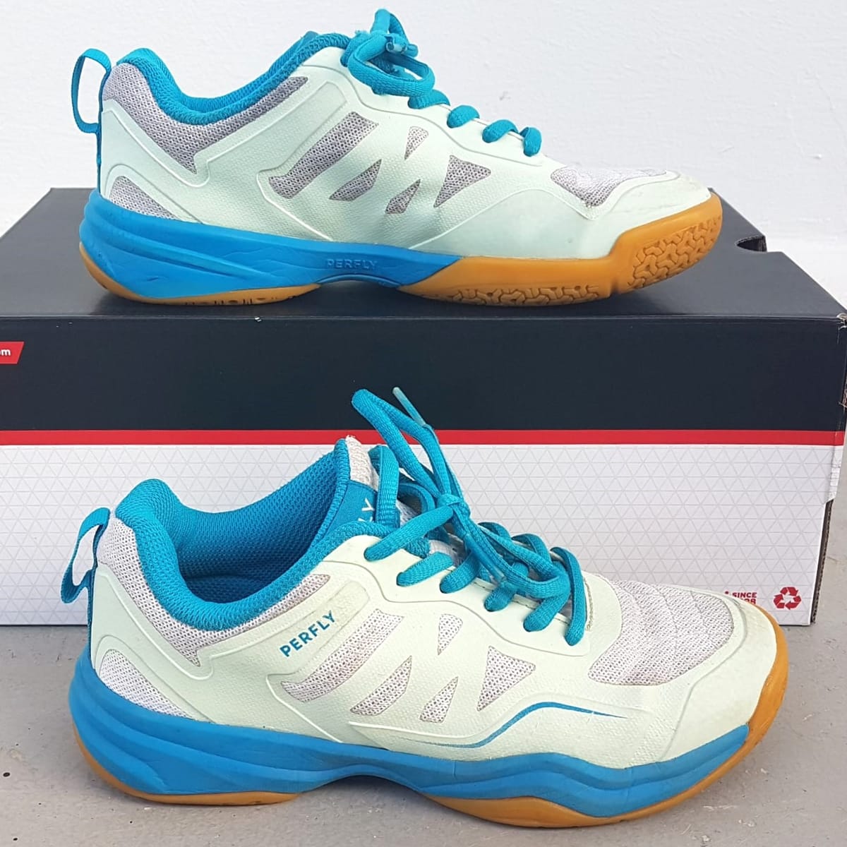 Decathlon PERFLY BS 500 Badminton Shoes, Cool Jade, White & Sky Blue Model, US 4, UK 3, EUR 36, CM 22.5, Cosmopolitan, Roadster, Good Balance of Cushioning & Breathability, Streetwise, Sophistication, Urban Style, Pop Culture, Cult Street Fashion
