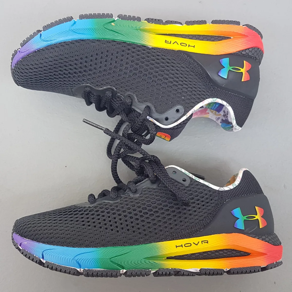 Under Armour Original UNDER ARMOUR Designer Sneakers, UA HOVR Sonic 4 Pride Shoes, US 6, UK 3.5, EUR 36.5, CM 23, Cosmopolitan, Black with Vibrant Rainbow Gradient Midsole, Pattern Inner Collar, Timeless Appeal, Urban Style, Pop Culture, Roadster, Cult Street Fashion - Photo 7