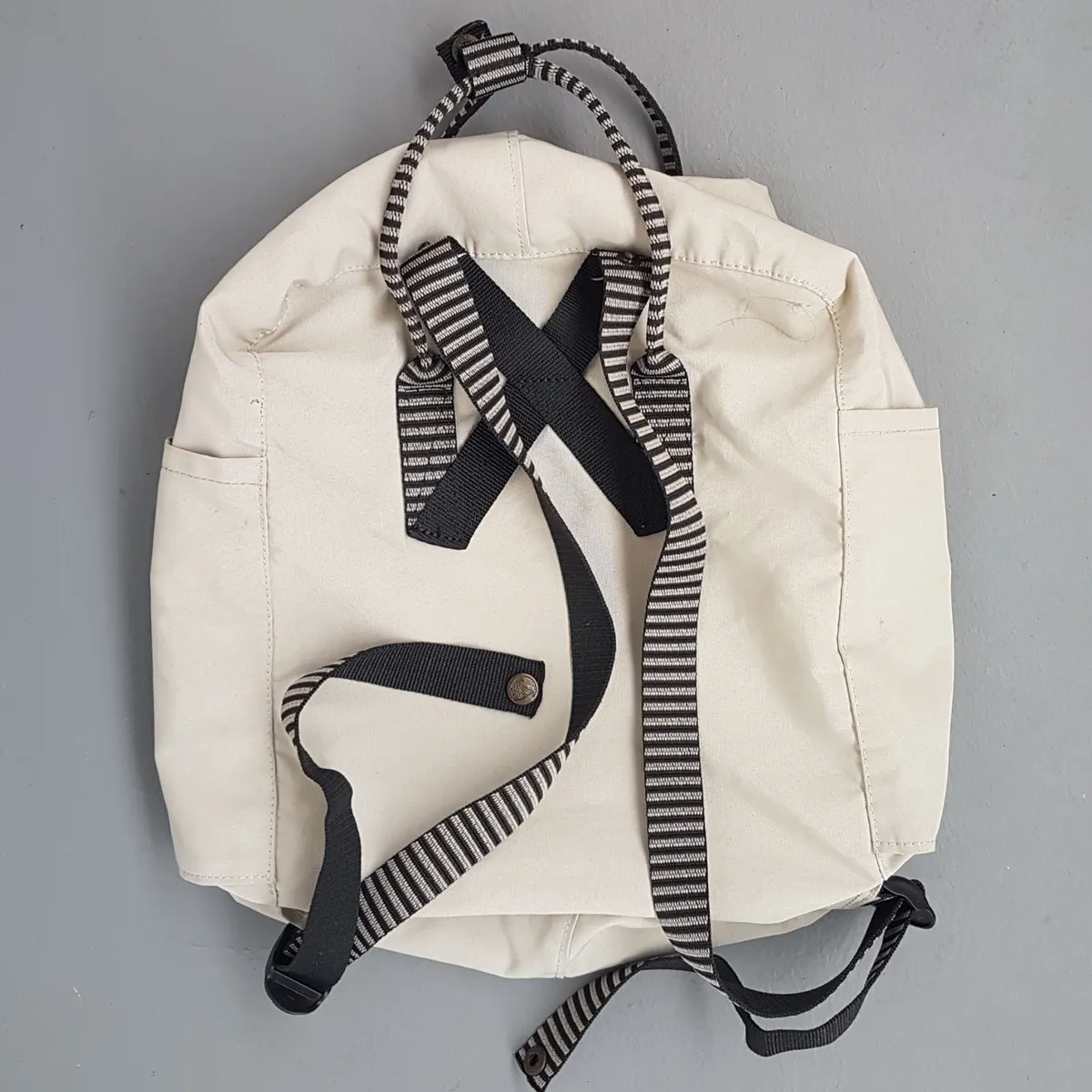 Fjällräven Kånken Authentic Fjällräven Kånken Backpack, Gray Khaki Haversack, FJALLRAVEN KANKEN Model, Royal Sweden Flag, Cosmopolitan, Cool Rucksack, Travel Bag, BLACK & White Handle & Straps, Sophistication, Backpackers, Cult Street Fashion, Everyday Bag - Photo 3