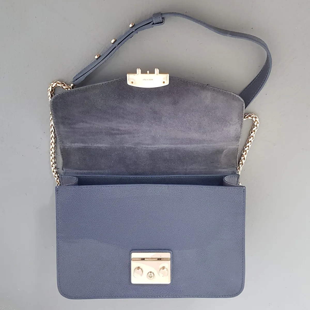 FURLA Original Furla Designer Bag, Metropolis Leather Shoulder Bag, Mini Crossbody, Cool Avio Scuro / Slate Grey-Blue, Cosmopolitan, Haute Couture, Luxury Bag, Urban Style, Pop Culture, Sophistication, Timeless Appeal, Cult Street Fashion, Everyday Bag, Made in ITALY - Photo 8