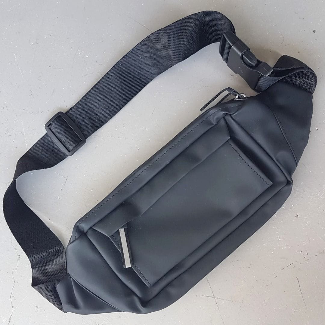 Sleek Black Waterproof Waist Pouch/Fanny Pack - Photo 3