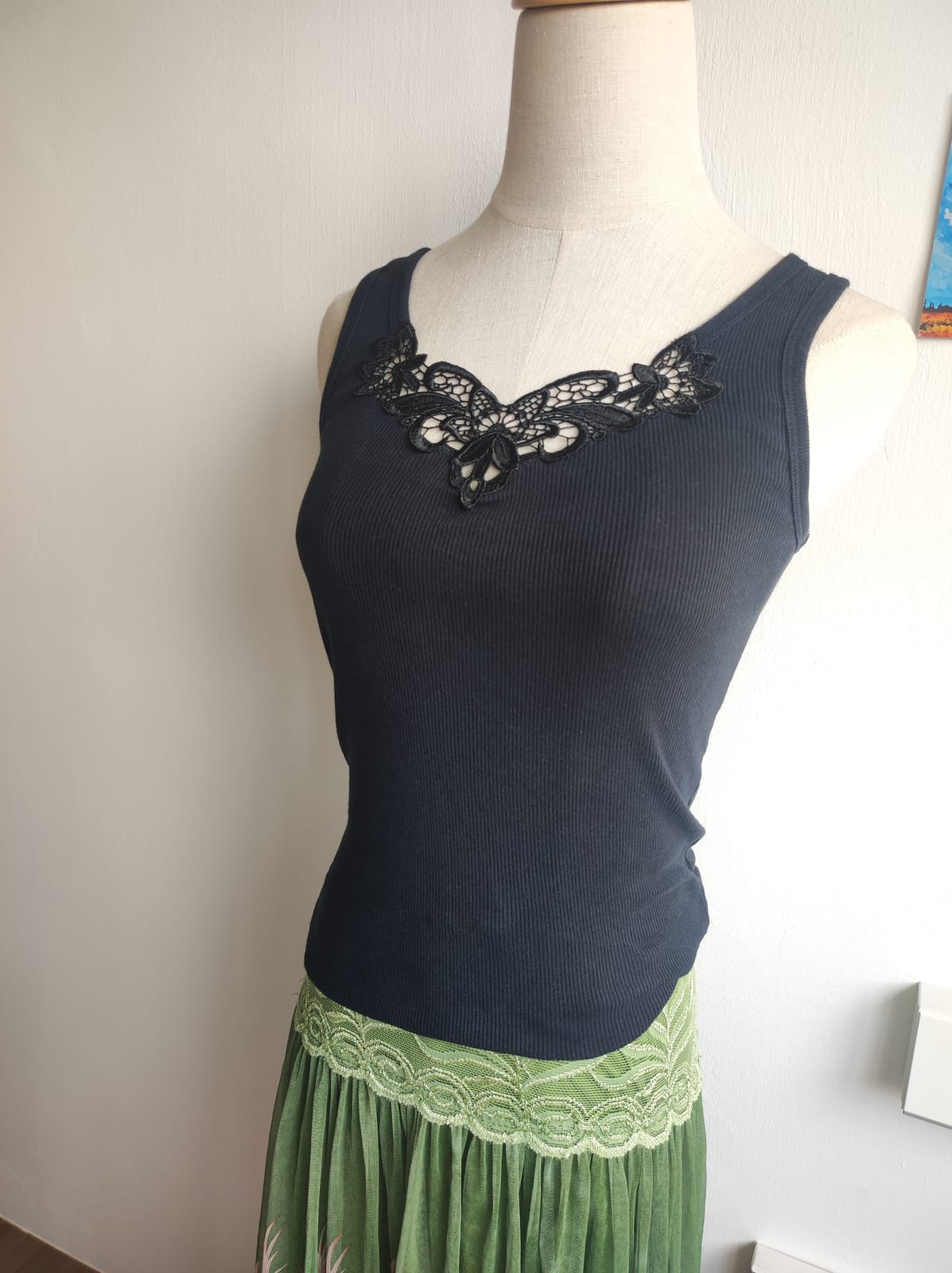 Elegant Black Lace-Trimmed Tank Top - Photo 3