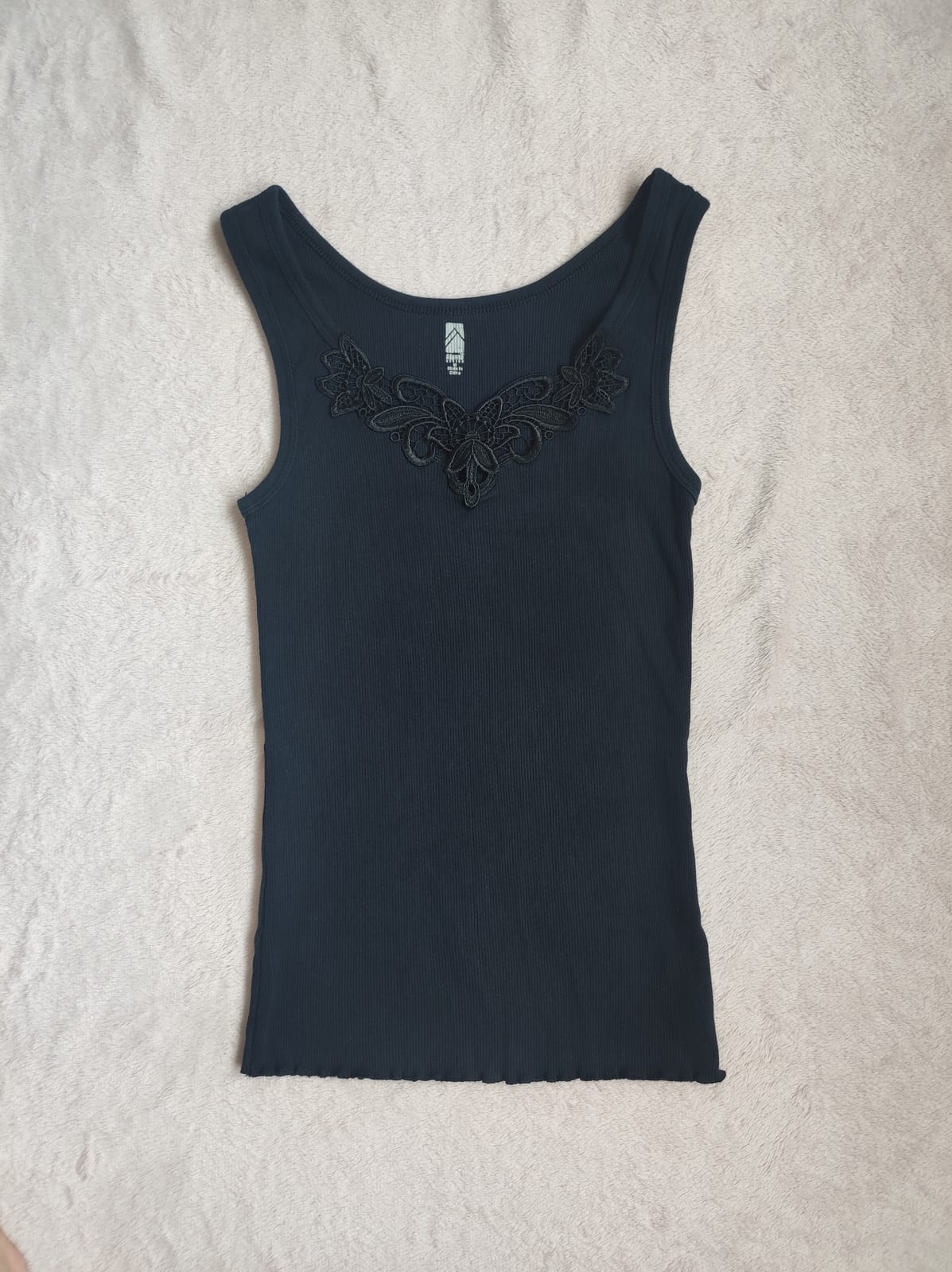 Elegant Black Lace-Trimmed Tank Top - Photo 5