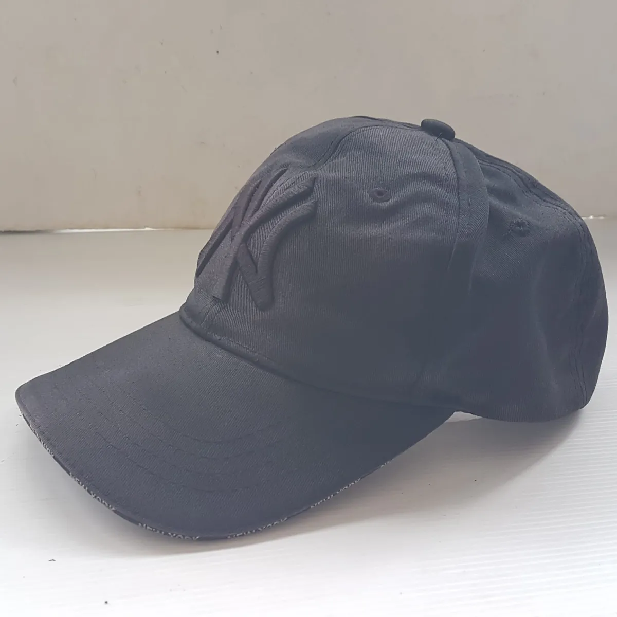 New York Yankess Retro MLB Baseball Cap, New York Yankees Collection, Cosmopolitan, Cool NY Black Model, New York Details on Brim, Old MLB Label, Adjustable backstrap, Jockey Cap, Roadster, Sophistication, F1 Racing, Car Rally, Cult Street Fashion, Summer Holidays - Photo 8