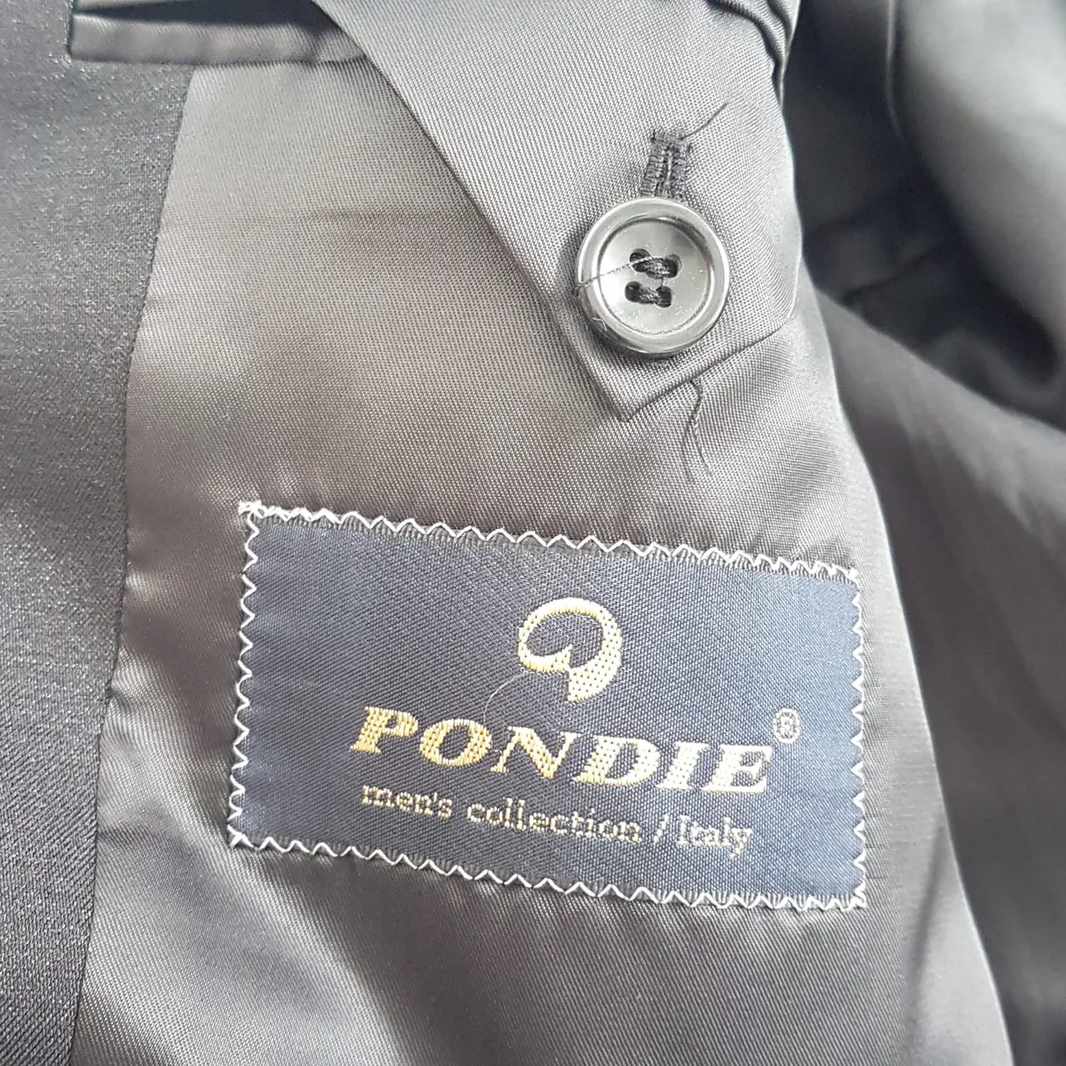 PONDIE PONDIE Men’s Collection, ITALIAN Black Tuxedo, Single Breasted Suits, Distinctive Western Styled Yokes, Angled Zippered Pockets, Classic Coat, Padded Shoulder, Two Front Buttons Blazer, LARGE Topcoat, Overcoat, Smart Office, Formal, Business Wear - Photo 4