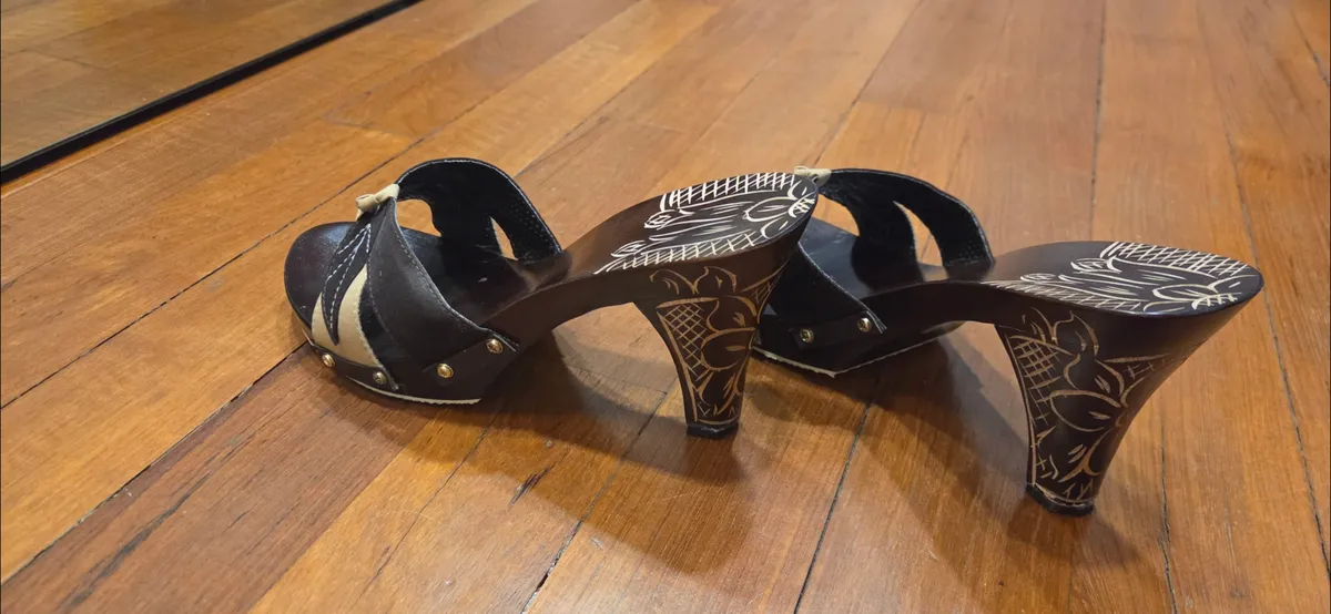 Chic and vintage heels mules (wood) 