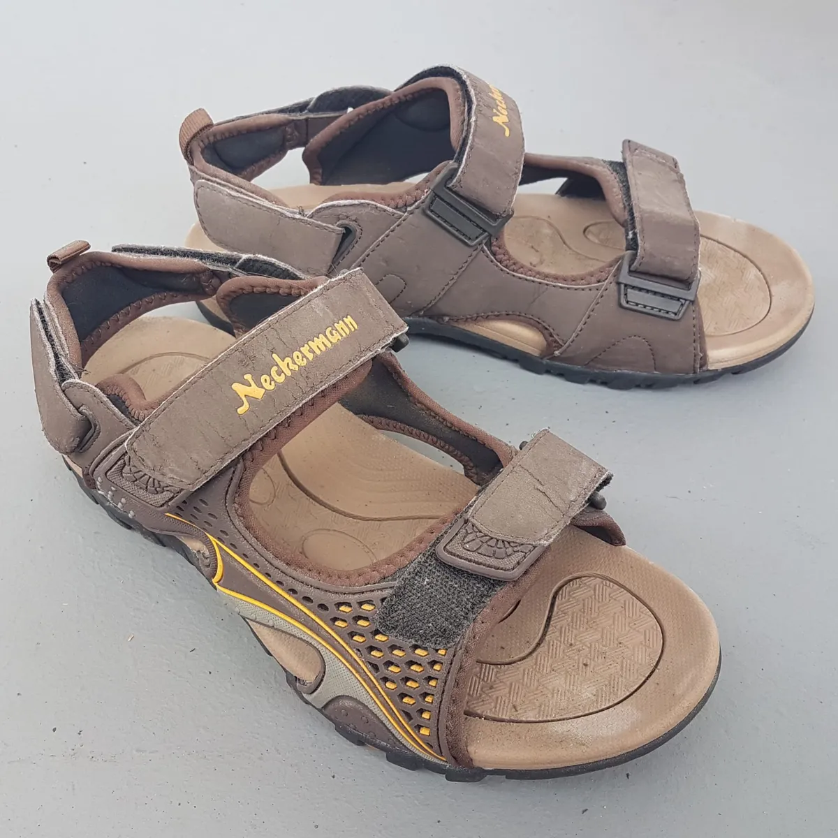 Original NECKERMANN Sandal, Size 40, Cool Brown Shoes, Yellow Logo, Adjustable Velcro Straps, Trendy Slider, Cosmopolitan, Slip-On, Model 7354, Cult Street Fashion, Timeless Classic, Casual Footwear, Urban Style, Everyday Shoes, Sophistication, Streetwise - Photo 6