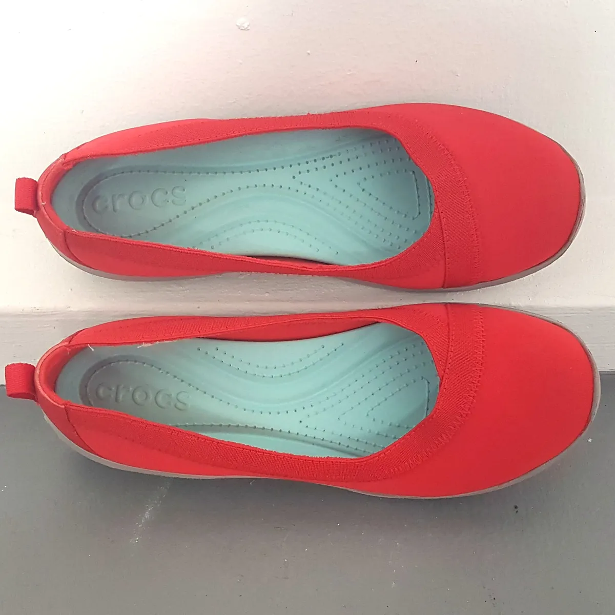 CROCS Crocs Women's Busy Day Stretch Flat, Flamme RED Colorway, US 9, UK 7, EU 40, Slip-On Ballerina Style, Signature CROCS CROSLITE Foam Footbeds, Original CROCS Clogs, Cosmopolitan, Unique Designer Shoes, Casual Sliders, Pop Culture, Cult Street Fashion - Photo 4