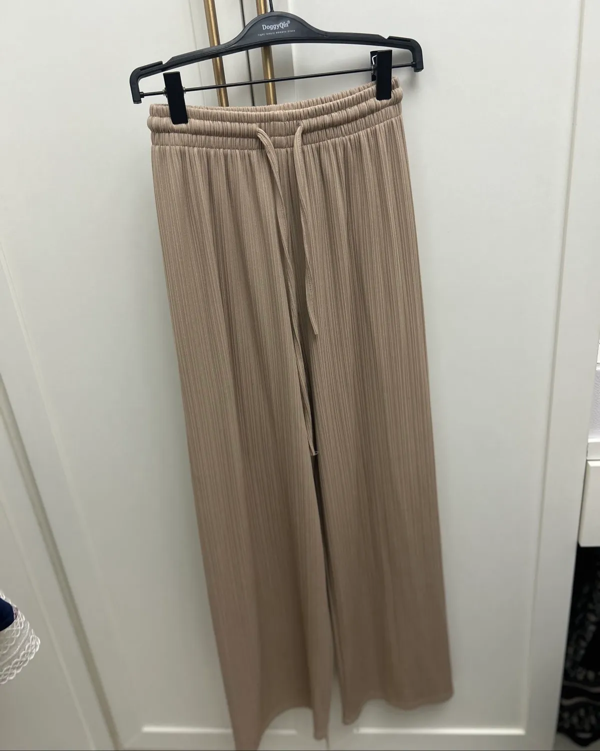 Thailand Cream Pleated pants