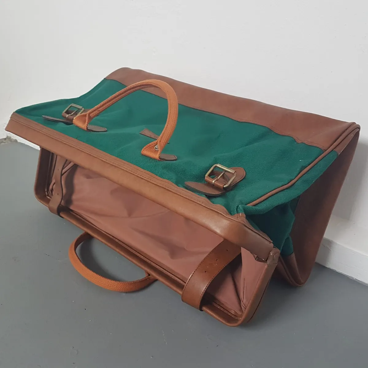 REMY MARTIN Original REMY MARTIN Duffle Bag, Green Canvas, Brown Leather, Buckle Straps, Cosmopolitan, Top Loading, Doctor-Style, Spacious Travel Bag, Compact Luggage, Sophistication, Cult Street Fashion, Luxury Living, Limited Edition - Photo 3