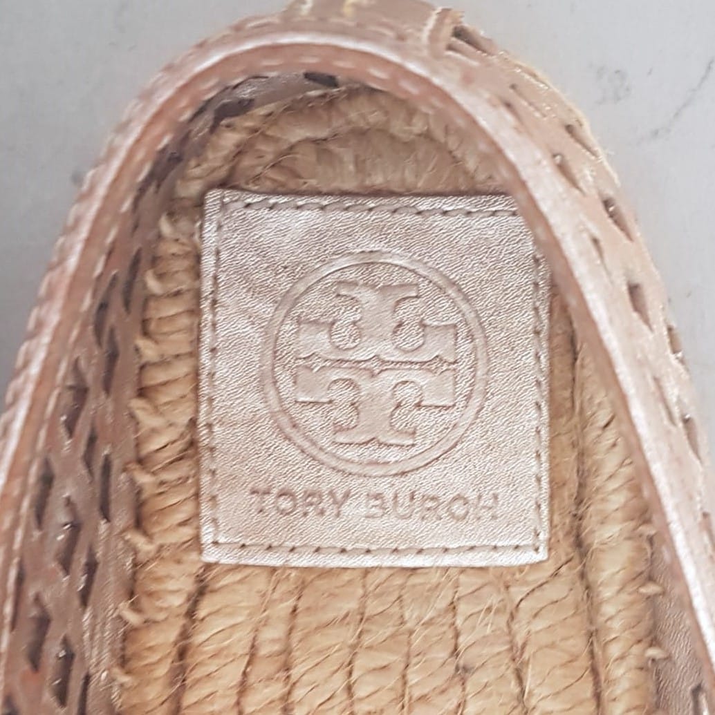 Luxury Tory Burch Slip On, Metallic Loafers, Espadrille Flats, Size 5.5 Shoes, Gold Laser Cut Leather Logo, Thatched Perforated, Cosmopolitan, Classic Shoes, Cool Slider, Timeless Appeal, Pop Culture, Sleek Boho Design, Sophistication, Cult Street Fashion - Photo 5