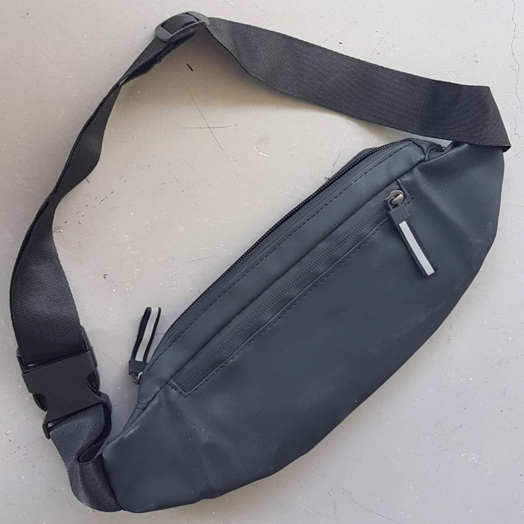 Sleek Black Waterproof Waist Pouch/Fanny Pack - Photo 2