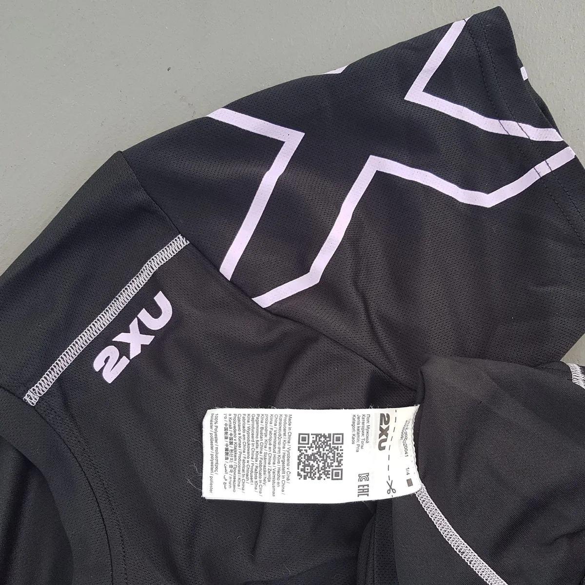 2XU Original 2XU Sportswear, Sports Fashion, Premium 2XU Designer Apparel, 2XU T-Shirt, Black Top, 2XU Logo, Cosmopolitan, Compression Run Tee, 2XU 21.1K Finisher X Tee, X on Shoulder, Muscle Top, Soft, Comfy, Breathable, Sophistication, Streetwise - Photo 4