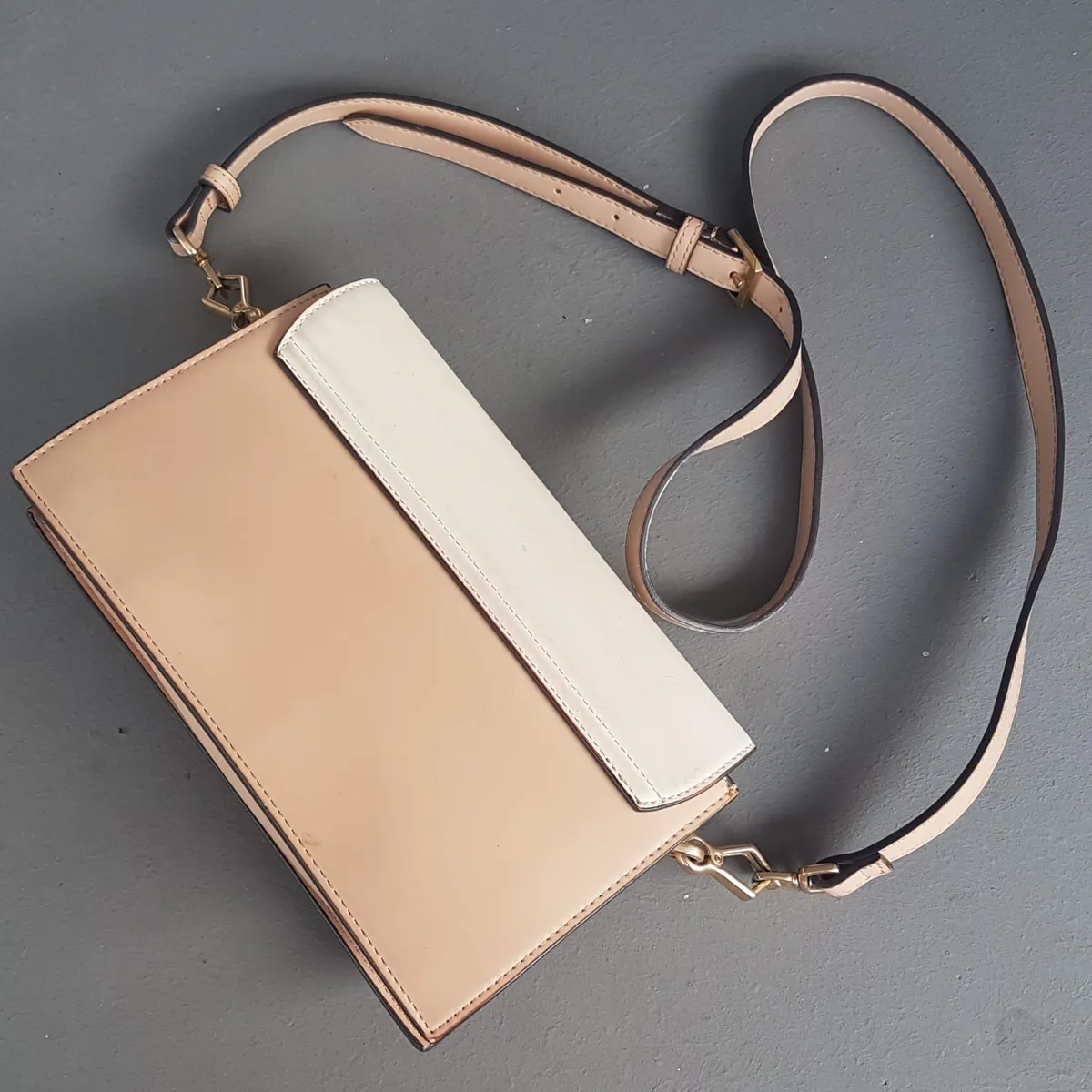 Charles & Keith CHARLES & KEITH Handbag, Cosmopolitan, Charles & Keith Two-Tone Mini Clutch Bag, Cool C&K Crossbody, Tan & Beige Body, Cream Flap, Envelope Shoulder Sling Bag, Timeless Classic, Minimalist Style, Pop Culture, Luxury Living, Everyday Fashion - Photo 2