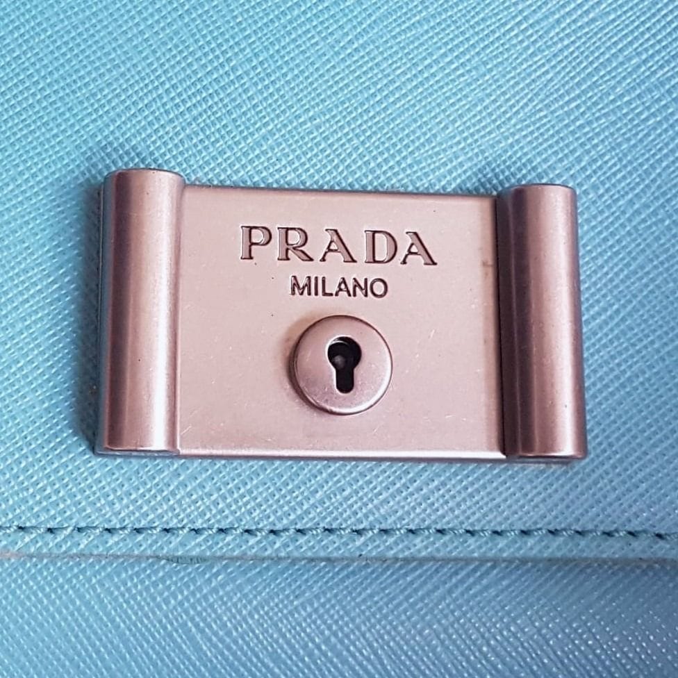 Prada PRADA Vitello Sling Bag, Original Prada Metal Closure, Prada Accordion Lock & Key Model, Made in ITALY, Retail $2400, Chain Strap, Leather Handbag, Sleek Design, Sophistication, Streetwise, Timeless Classic, Luxury Lifestyle, Pop Culture, Catwalk, Runway - Photo 7