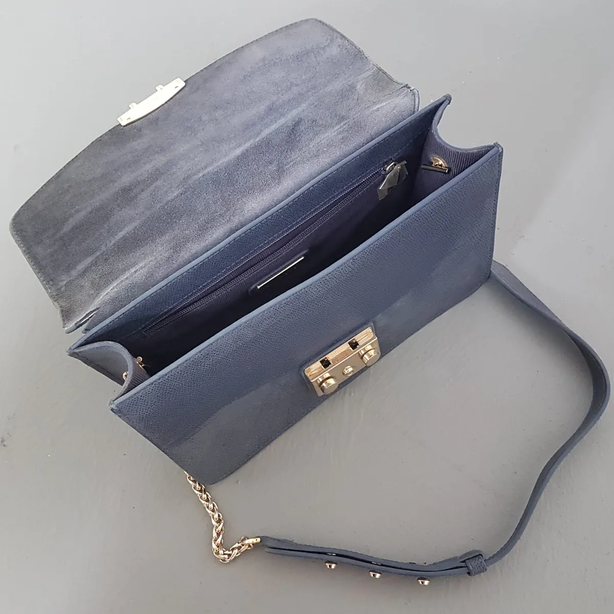 FURLA Original Furla Designer Bag, Metropolis Leather Shoulder Bag, Mini Crossbody, Cool Avio Scuro / Slate Grey-Blue, Cosmopolitan, Haute Couture, Luxury Bag, Urban Style, Pop Culture, Sophistication, Timeless Appeal, Cult Street Fashion, Everyday Bag, Made in ITALY - Photo 6