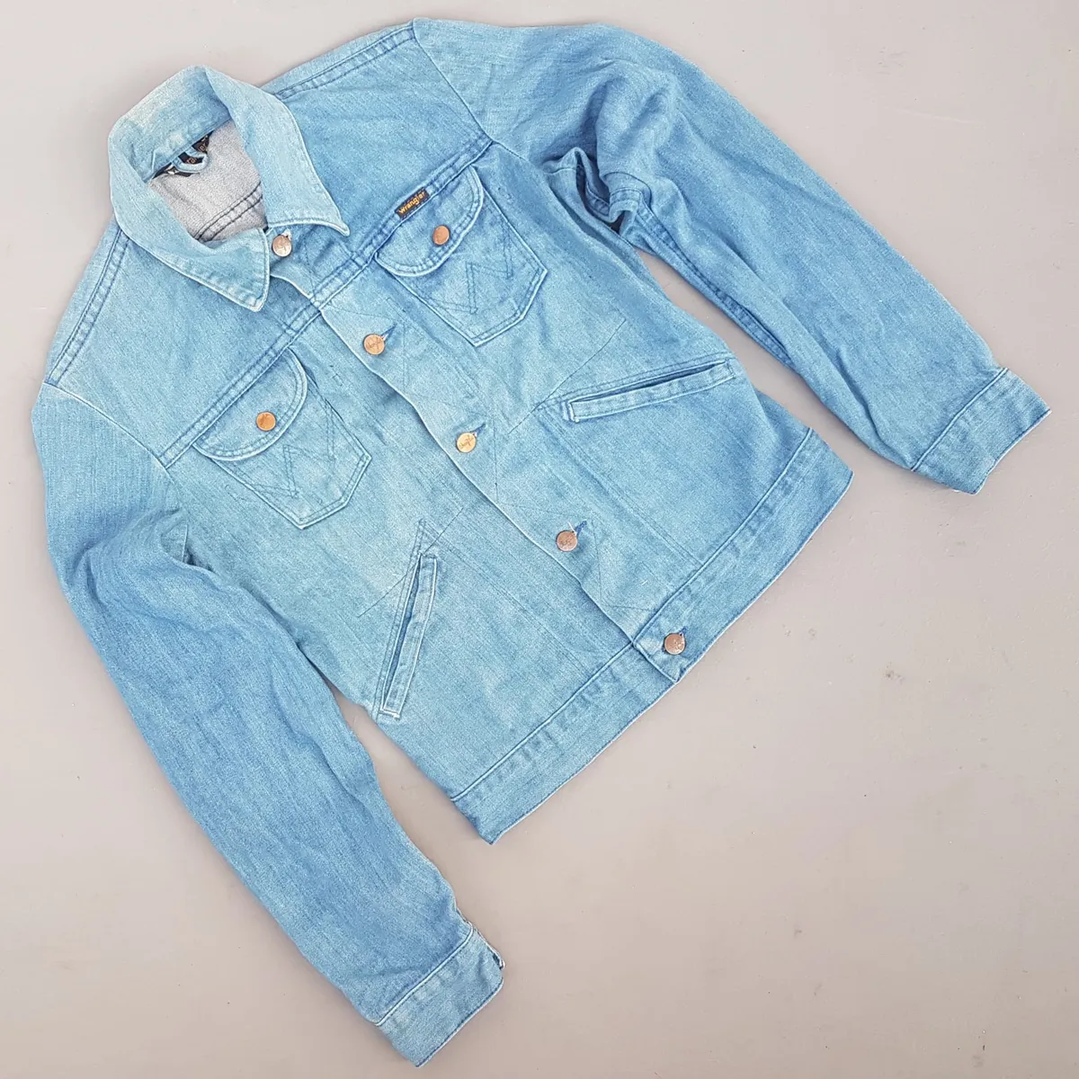 WRANGLER Retro WRANGLER Denim Jacket, from USA, Model MC2-24A, Size 34 Vintage Apparels, Cool Light-Washed, Seasoned Blue Denim Coat, Luxury Outerwear, Sophistication, Urban Style, Pop Culture, Hip Hop, Rock Star, Timeless Classic, Cult Street Fashion - Photo 10