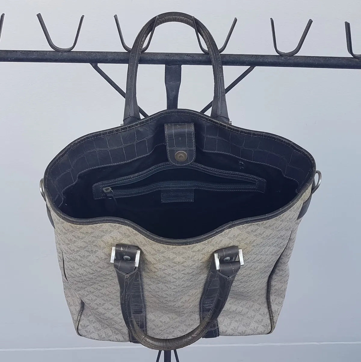Armani Retro Emporio Armani Tote Bag, Made in ITALY, Armani Monogram, Cool Gray Handbag, Chic Messenger, Luxury Living, Shoulder Sling, Cosmopolitan, Duffel, Spacious Carrier, Urban Style, Haute Couture, Designer Hand Carry, Everyday Bag - Photo 7