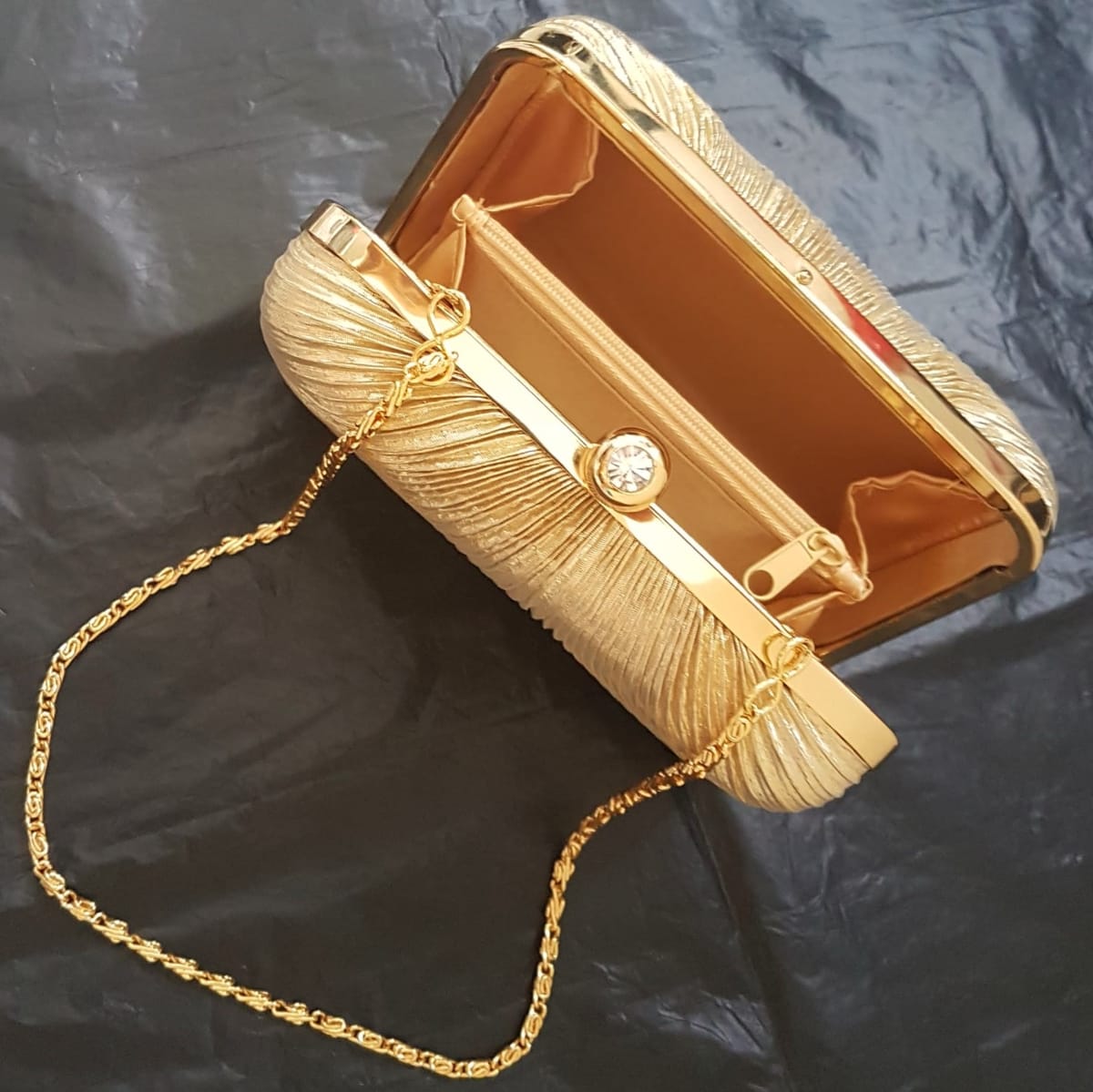 Retro Wallet-On-Chain Bag, Vintage Gold Tone Ribbed Metal Clutch with a Chain Strap, Cosmopolitan, Intricate Model, Elegant Designer Bag, Continental, Exquisite Satchel, Wallet, Pouch, Sophistication, Timeless Classic, Cult Street Fashion, Urban Style - Photo 6