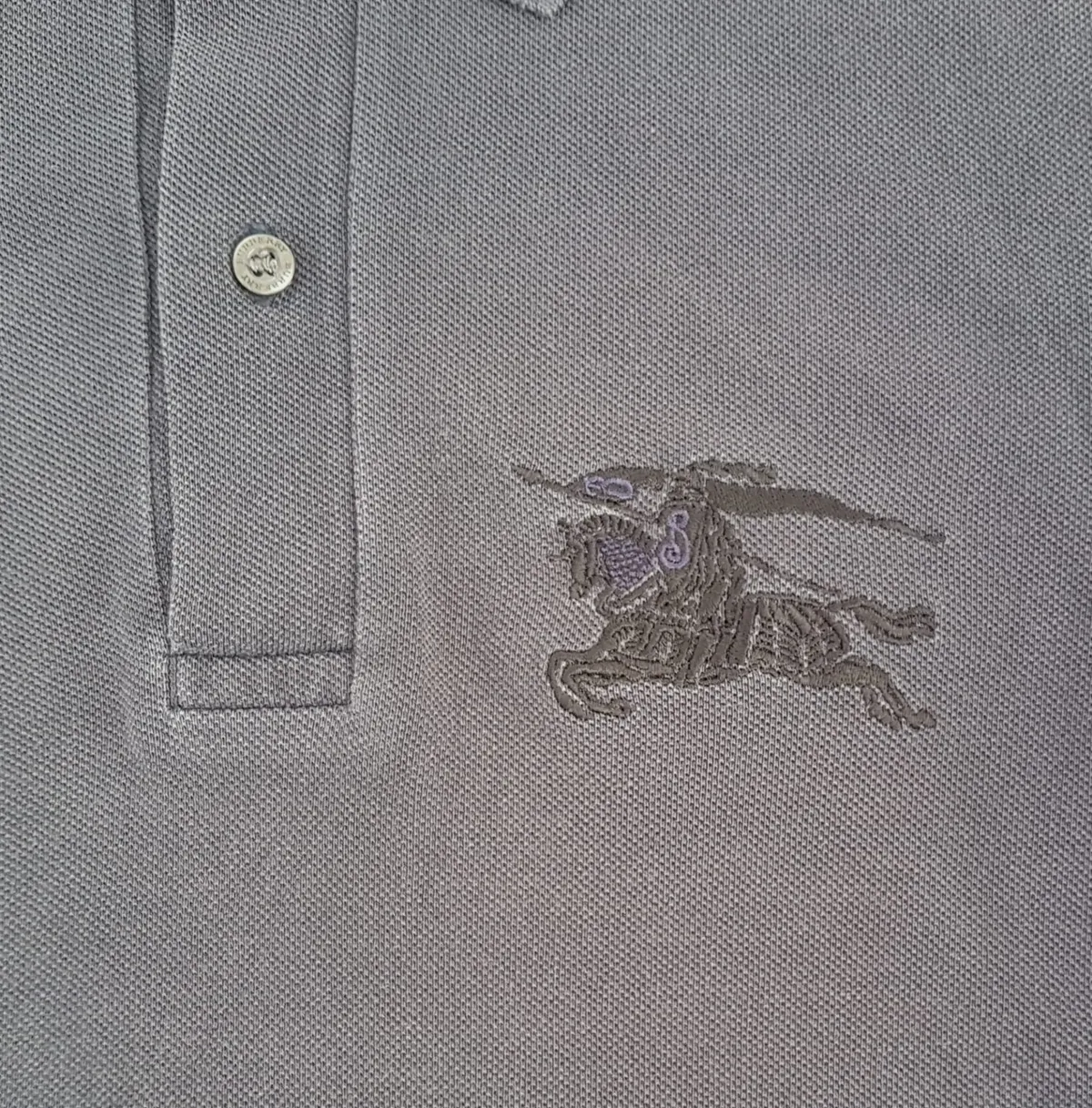 Burberry Original BURBERRY LONDON Polo Shirt, Cool Big Logo Gray Top, Iconic Embroidered Equestrian Knight Logo, 2 Buttons Polo Shirt, Burberry Tag, Luxury Lifestyle, Urban Style, Sophistication, Streetwise, Pop Culture, Summer Holidays, Timeless Appeal - Photo 3