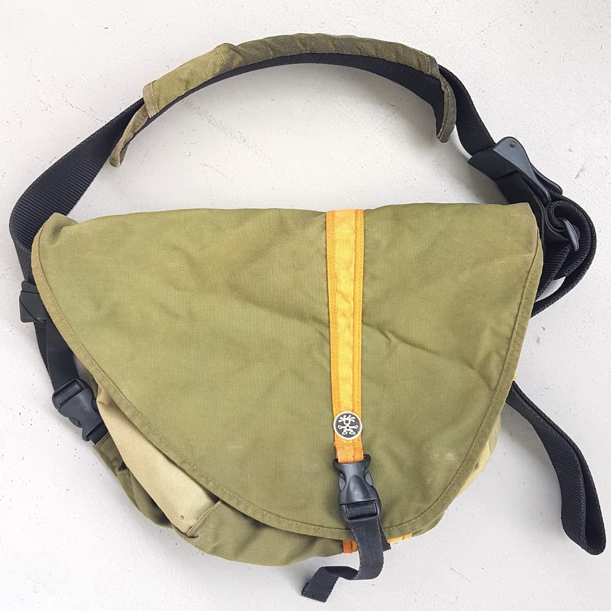 crumpler Original CRUMPLER Messenger Bag, CRUMPLER @ the SOUPANSALAD Model, Cool Cross-Body, Cosmopolitan, Continental, Duffel Bag, Sleek Khaki, Orange & Military Green, Sophistication, Urban Style, Timeless Appeal, Pop Culture, Cult Street Fashion, Streetwise - Photo 4