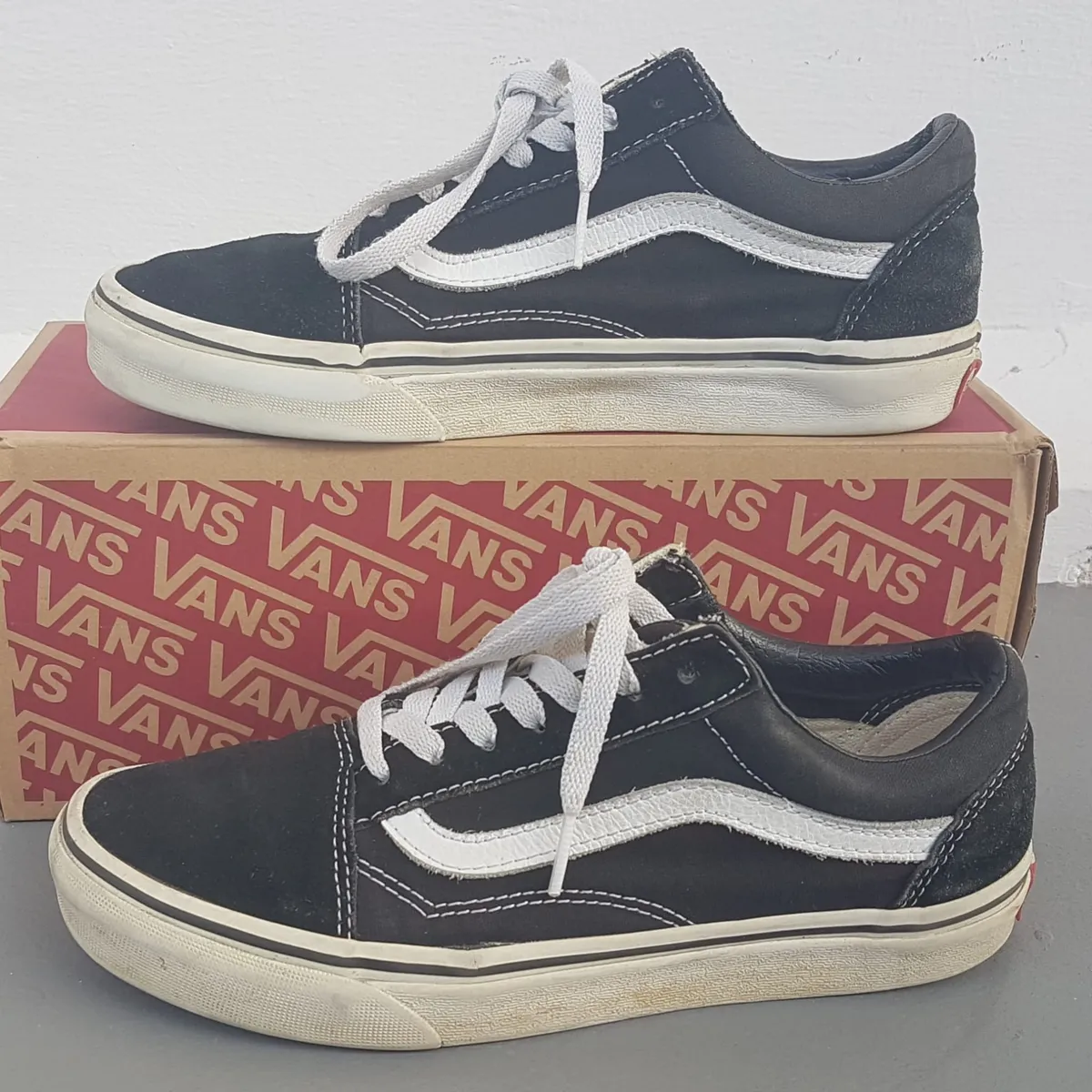 VANS Original Vans Old Skool Shoes, US 7.5, UK 5, EUR 38, CM 24, Iconic Black & White Sneakers, Signature Tonat Side Stripes, OFF THE WALL, Timeless Classic, Pop Culture, Hip Hop, Rock Star, Sophistication, Cult Street Fashion, Everyday Shoes