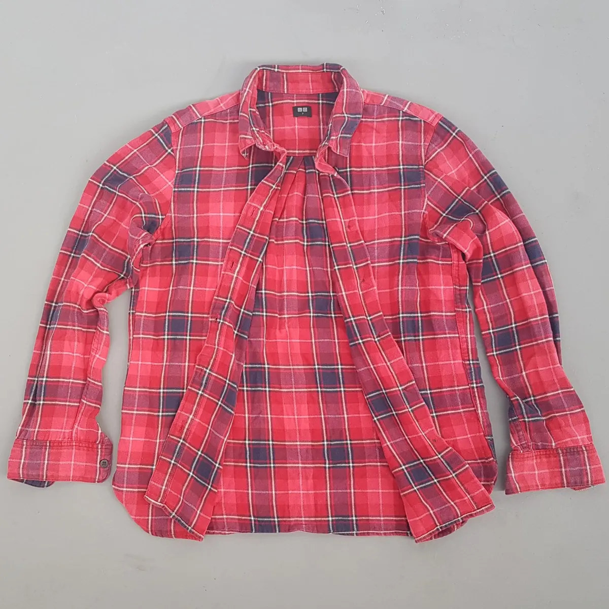 Uniqlo Uniqlo Flannel Red Checked Shirt Long Sleeve, Classic Plaid Pattern, Cool SMALL Top, Cosmopolitan, 7 Buttons Down Shirt, Retro Western Design, Pop Culture, Hip Hop, Rock Star, Sophistication, Cult Street Fashion, Timeless Appeal, Urban Style - Photo 2