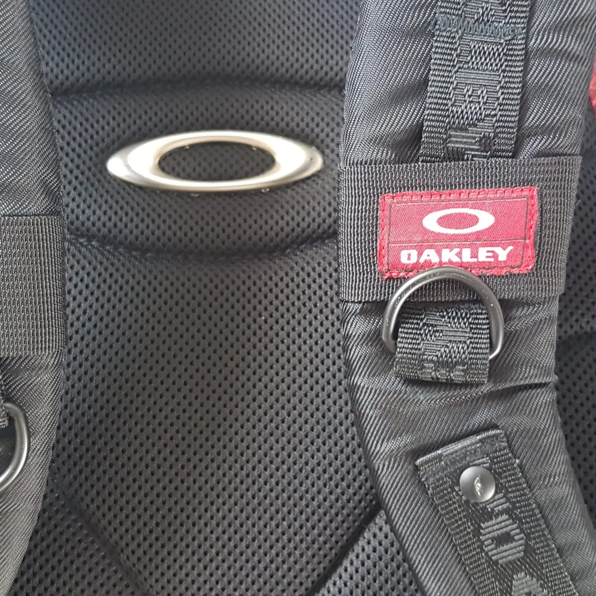 OAKLEY Original OAKLEY Backpack, USA, Cosmopolitan, Maroon & Black Rucksack, Vintage OAKLEY Haversack, Cool Travel Pack, Sleek Design, Iconic Ellipse Logo Sophistication, Outdoor Gear, Backpackers, Sophistication, Roadster, Cult Street Fashion, Pop Culture - Photo 6