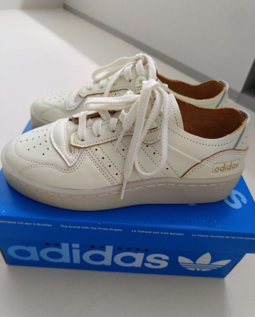 Adidas unisex white Leather Sneakers