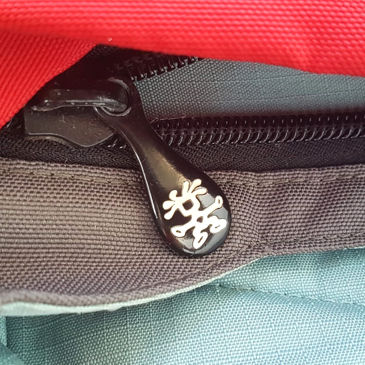 Crumpler Original Crumpler Messenger Bag, CRUMPLER@ the Skivvy (S) Model, Cross-Body, Cosmopolitan, Laptop, Duffel, Urban Style, Sleek Khaki, Red & Black Design, Sophistication, Pop Culture, Culty Street Fashion, Timeless Appeal, Streetwise - Photo 5
