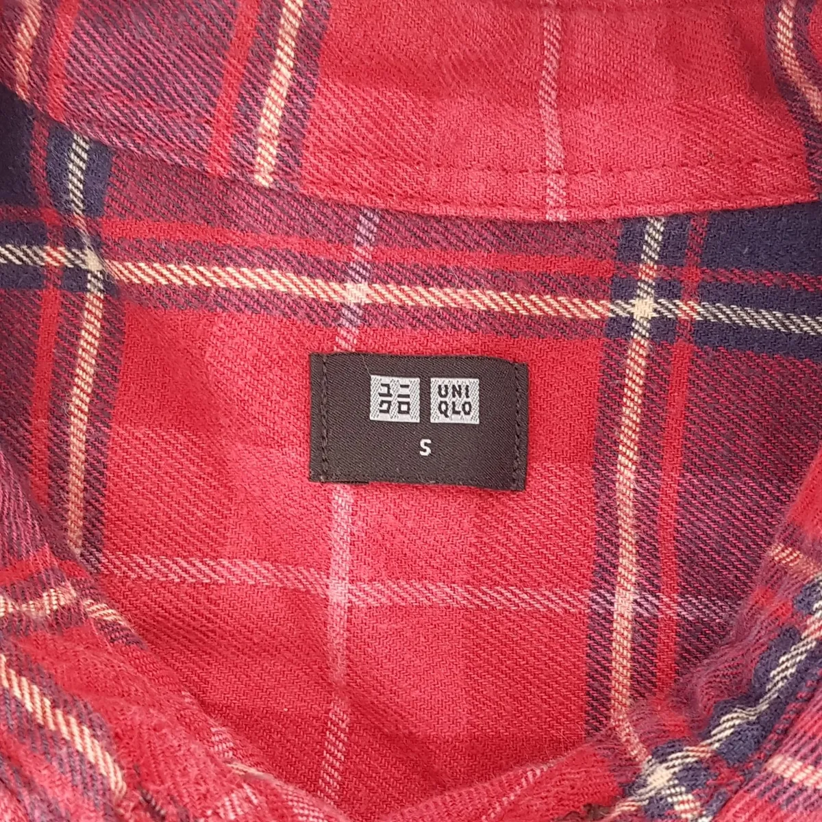 Uniqlo Uniqlo Flannel Red Checked Shirt Long Sleeve, Classic Plaid Pattern, Cool SMALL Top, Cosmopolitan, 7 Buttons Down Shirt, Retro Western Design, Pop Culture, Hip Hop, Rock Star, Sophistication, Cult Street Fashion, Timeless Appeal, Urban Style - Photo 4
