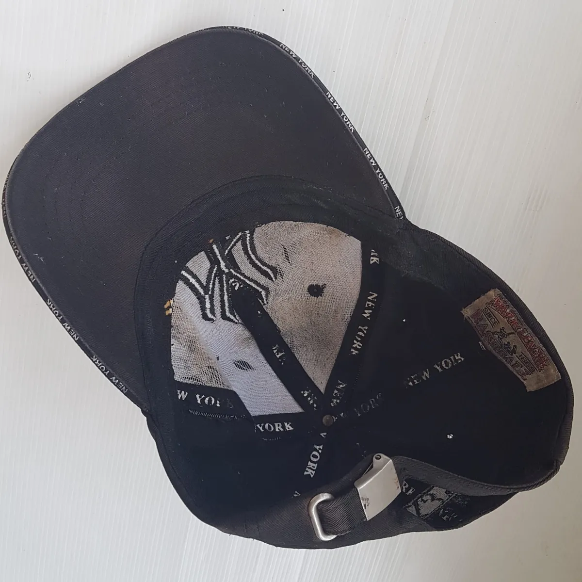 New York Yankess Retro MLB Baseball Cap, New York Yankees Collection, Cosmopolitan, Cool NY Black Model, New York Details on Brim, Old MLB Label, Adjustable backstrap, Jockey Cap, Roadster, Sophistication, F1 Racing, Car Rally, Cult Street Fashion, Summer Holidays - Photo 6