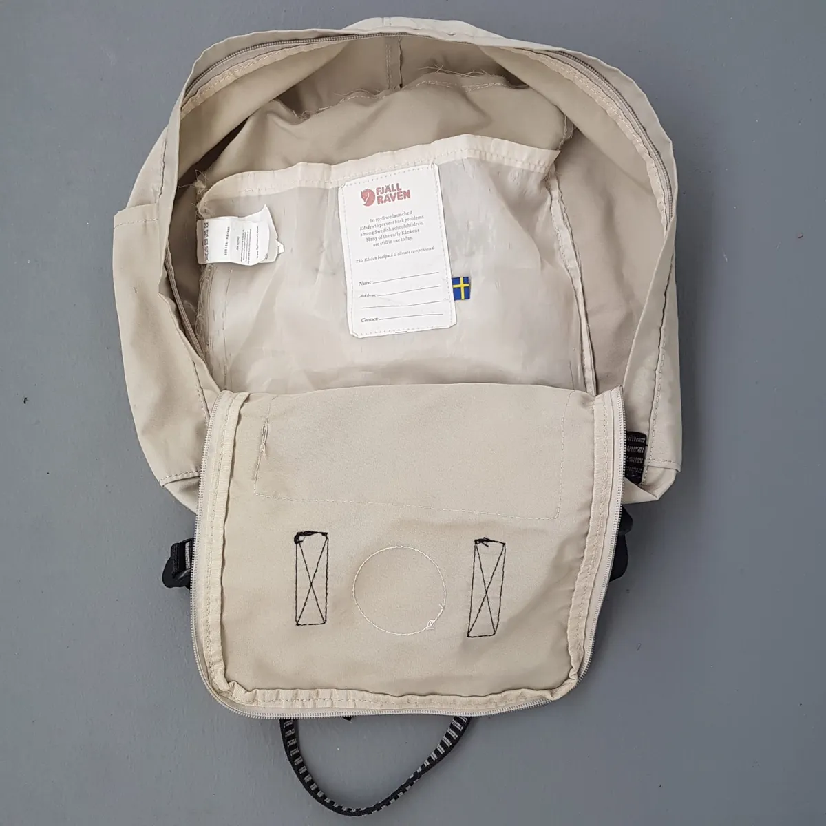 Fjällräven Kånken Authentic Fjällräven Kånken Backpack, Gray Khaki Haversack, FJALLRAVEN KANKEN Model, Royal Sweden Flag, Cosmopolitan, Cool Rucksack, Travel Bag, BLACK & White Handle & Straps, Sophistication, Backpackers, Cult Street Fashion, Everyday Bag - Photo 2