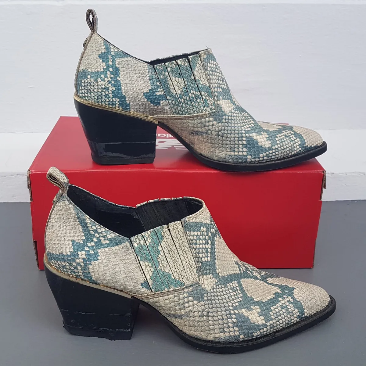 DKNY Original DKNY Snake Skin Print Shoes, US 9, UK 6.5, EU 40, Donna Karan New York, Classic Ankle Boots, Cosmopolitan, Pointed Toe, Luxury Living, Timeless Appeal, Urban Style, Pop Culture, Hip Hop, Rock Star, Sophistication, Streetwise, Roadster, Cult Street Fashion - Photo 7