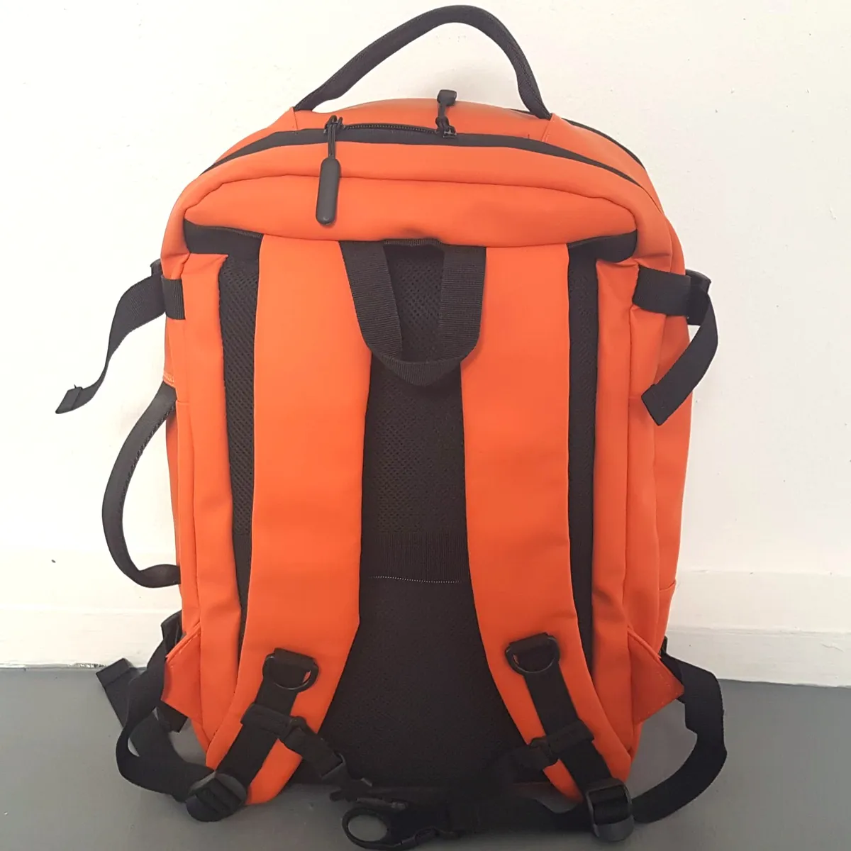THULE from Sweden THULE Chasm Backpack, SWEDEN, Luxury 40L Haversack cum Duffel, 2 in 1 Design, Autumnal Orange Colorway, Durable Weather Resistant, Commute, Travel, Laptop Pack, Outdoor Gear, Dual Compression Buckles, Top & Side Handle, Sophistication, Cult Street Fashion - Photo 5