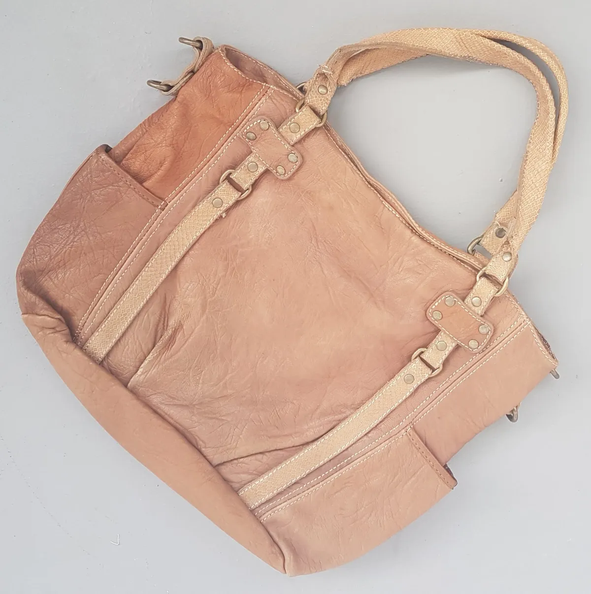 Massimo Dutti  Original Massimo Dutti Tote Bag, Peach-Tone Brown Leather Bag, Double Shoulder Straps, Distinctive Buckle Accents, Decorative Tassel Charm, Luxury Shoulder Bag, Duffel, Hand Carry, Cosmopolitan, Spacious Handbag, Sophistication, Everyday Bag - Photo 3