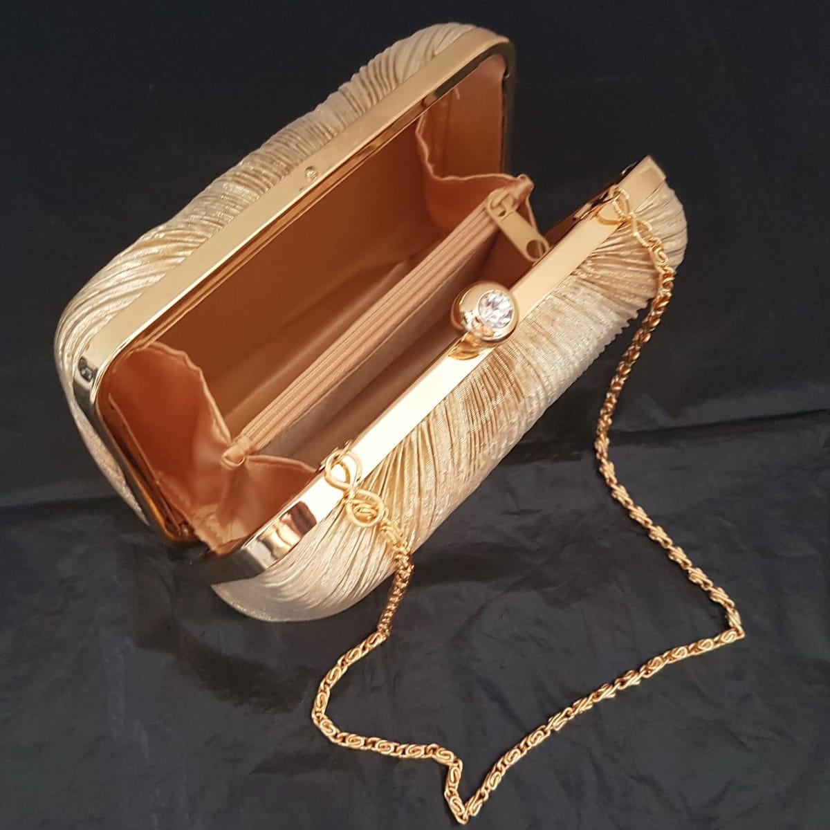 Retro Wallet-On-Chain Bag, Vintage Gold Tone Ribbed Metal Clutch with a Chain Strap, Cosmopolitan, Intricate Model, Elegant Designer Bag, Continental, Exquisite Satchel, Wallet, Pouch, Sophistication, Timeless Classic, Cult Street Fashion, Urban Style - Photo 4