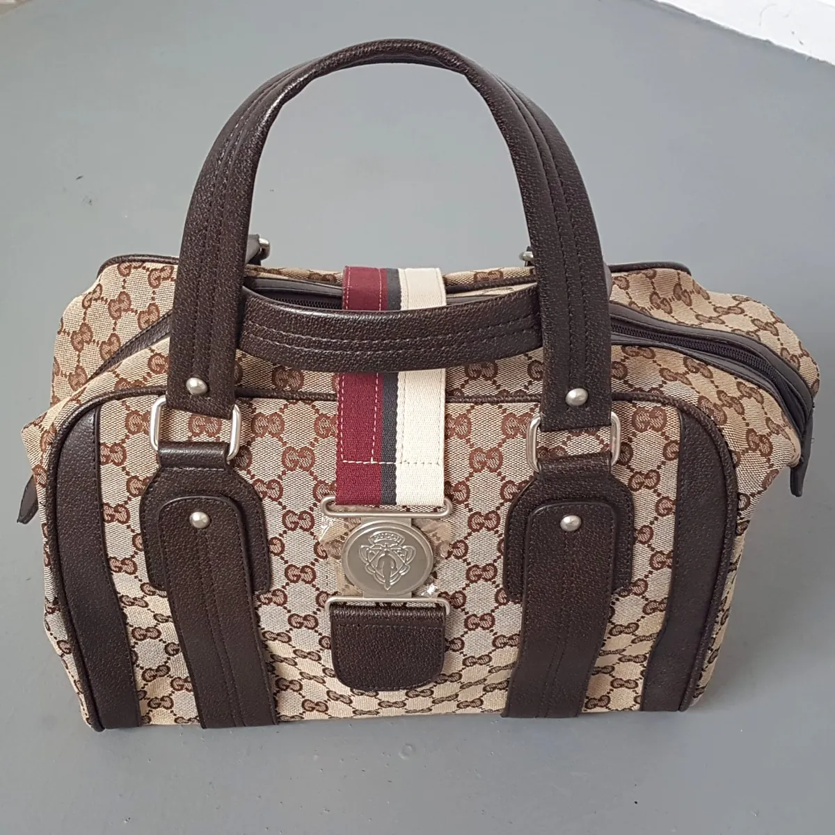 Gucci Retro GUCCI Aviatrix Boston Bag, ITALY, Gucci GG Monogram, Brown & Beige, Gucci Crest Enclosure, Cosmopolitan, Tote, Duffle, Haute Couture, Luxury Bag, Urban Style, Pop Culture, Sophistication, Timeless Appeal, Cult Street Fashion, Everyday Handbag, - Photo 3