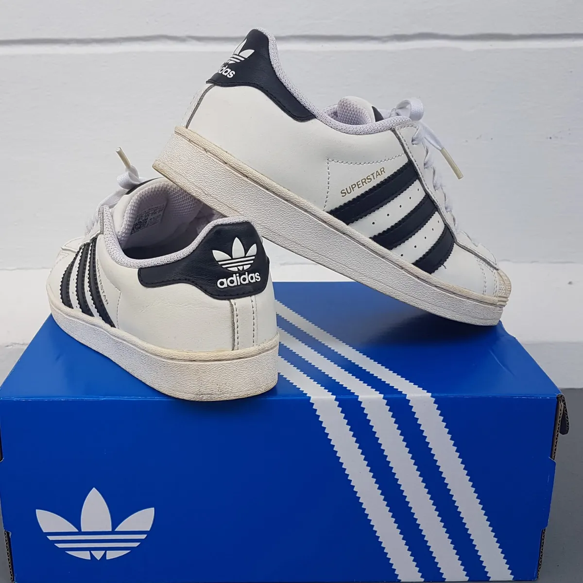 Adidas Original Adidas Superstar Sneakers, Black & White Leather Shoes, Cosmopolitan, US 3, UK 2.5, EUR 35, Signature White Shell Toe, Sophistication, Streetwise, Pop Culture, Hip Hop, Rock Star, Roadster, Cult Street Fashion, Timeless Appeal, Everyday Shoes - Photo 6