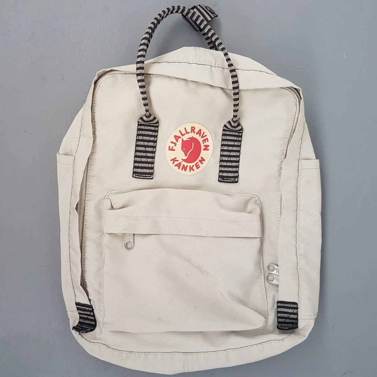 Authentic Fjällräven Kånken Backpack, Gray Khaki Haversack, FJALLRAVEN KANKEN Model, Royal Sweden Flag, Cosmopolitan, Cool Rucksack, Travel Bag, BLACK & White Handle & Straps, Sophistication, Backpackers, Cult Street Fashion, Everyday Bag