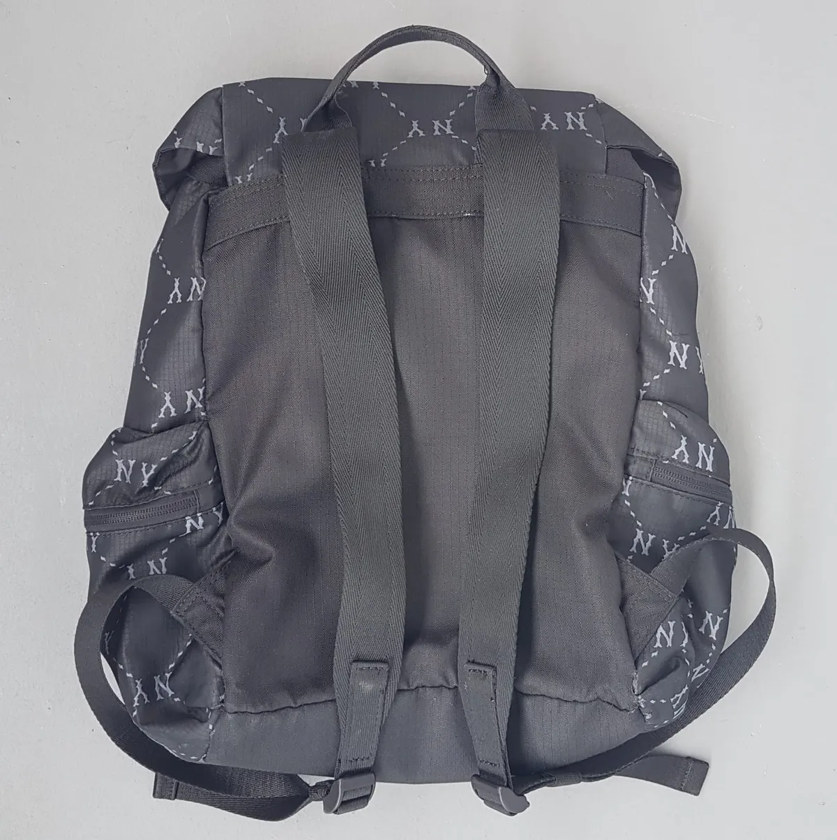 New York Yankees Original New York Yankees Backpack, MLB Black Rucksack, NY Logo Monogram, Cool Haversack, Cosmopolitan, Continental, Sleek Waterproof Design, Travel Pack, Sophistication, Streetwise, Roadster, Timeless Appeal, Pop Culture, Cult Street Fashion - Photo 9