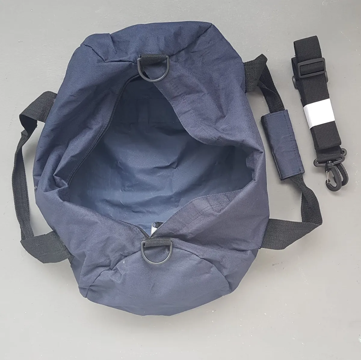 LA GEAR Original LA GEAR Duffel Bag, Cool Navy Blue Canvas Carrier, Cosmopolitan, Matching Black Handle & Detachable Sling, Sporty, Timeless Appeal, Urban Style, Outdoor, Gym, Workout, Travel Pack, Sophistication, Streetwise, Active Lifestyle, Cult Street Fashion - Photo 8